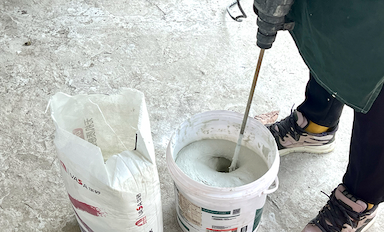 B2: Trộn vữa theo tỷ lệ 5kg/lít nước